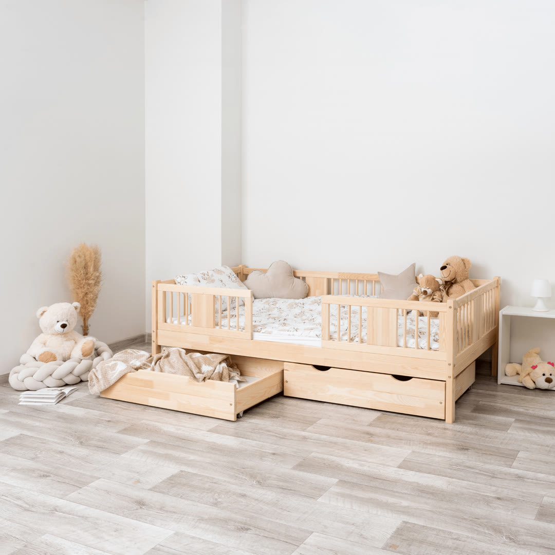 łóżko wysuwane LUNA 20 z drewna sosnowego w małym pokoju dziecka